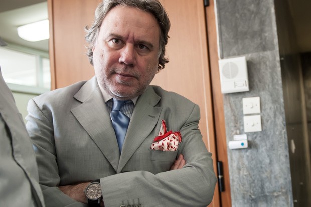 Εμφανώς συγκλονισμένος ο Γιώργος κατρούγκαλος, όπως δείχνει και το παράταιρο κόκκινο μαντηλάκι