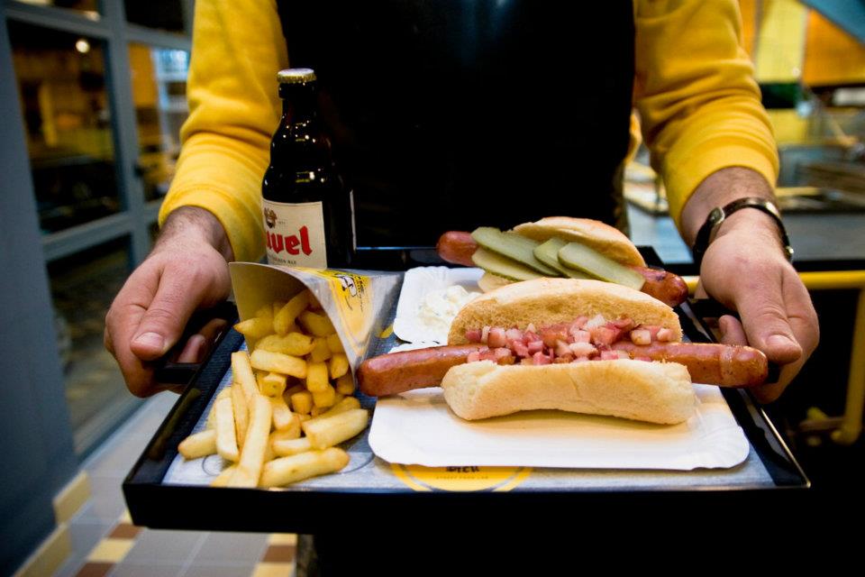 schweinchen_dick_loukanika_patates_bira_diskos_Gazi