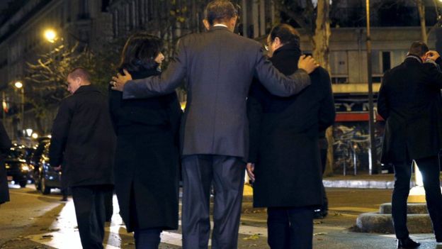 Με πατρικό τρόπο ο Μπαράκ Ομπάμα κρατάει από τους ώμους τον  Ολάντ και την Ινταλγκό