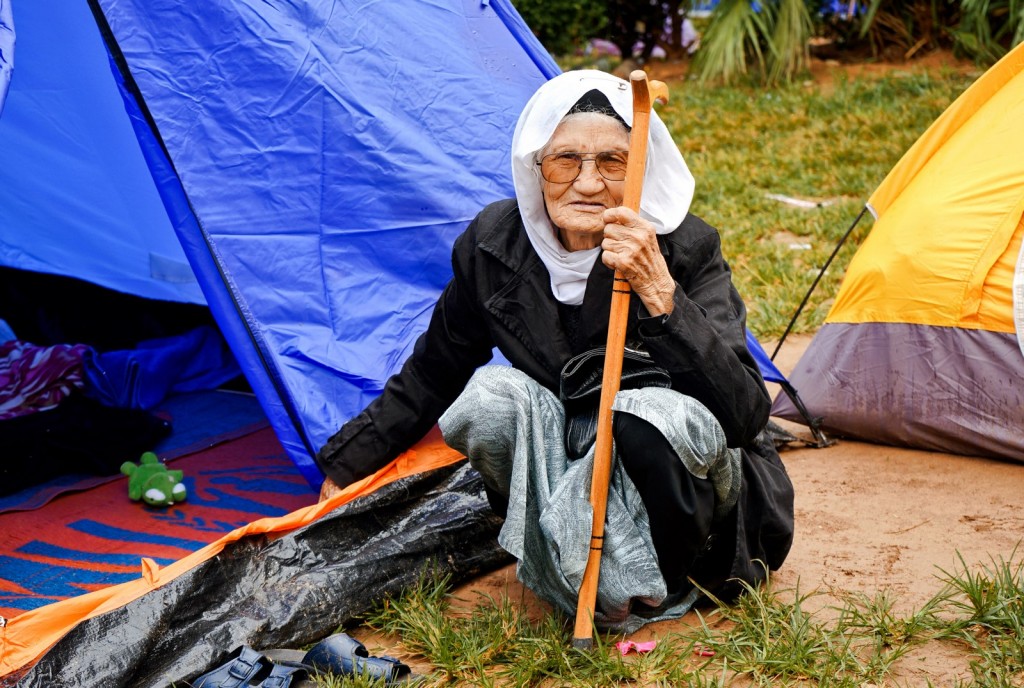 Ολες οι ηλικίες στον δρόμο της φυγής, στον δρόμο της ελπίδας που περνάει για κάποιους και από την Αθήνα