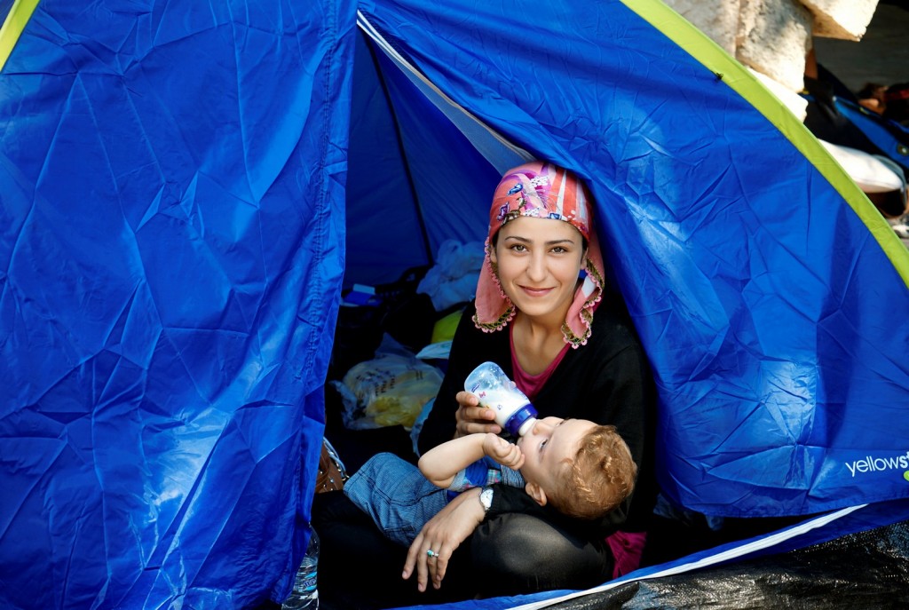 Κοιτάζοντας κατάματα το φακό, χαμογελώντας με ευγνωμοσύνη, στην Κω
