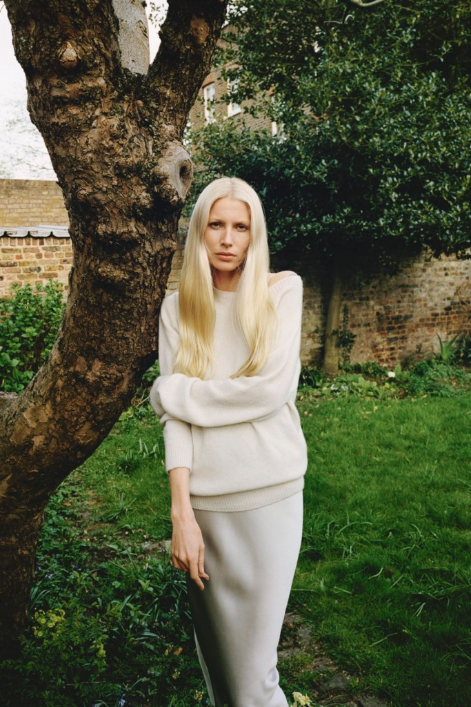 Η Kirsty Hume φωτογραφημένη με φαρδύ πουλόβερ και slip dress για το τεύχος Ιουλίου της αμερικανικής Vogue