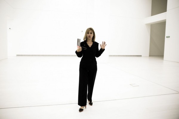 H Kατερίνα Κοσκινά, μέσα στο κατάλευκο, κενό κτίριο κατά την πρώτη επίσκεψη των δημοσιογράφων τον Μάιο του 2015 (Μενέλαος Μυρίλας/SOOC)