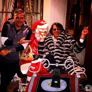 «Ο Ρέμος τραγουδάει στον Άγιο Βασίλη και σε μένα το "Μα δεν τελειώσαμε" γράφει η λεζάντα