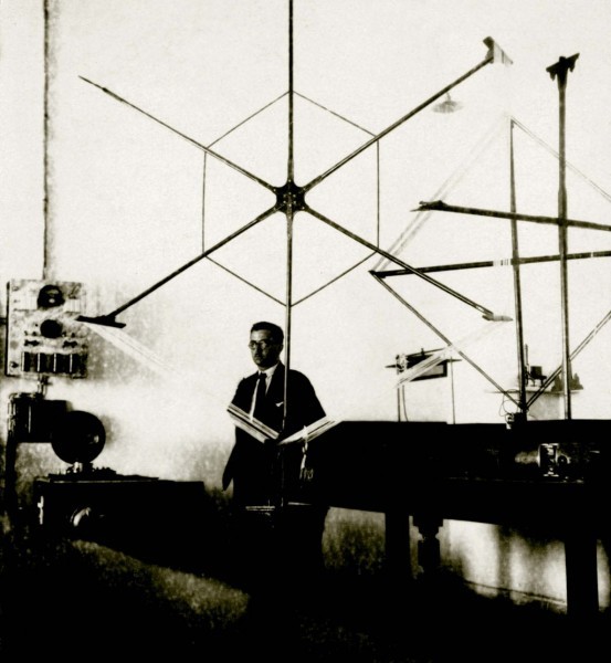 Αν παρομοιάσουμε την αντένα με ιστό αράχνης που έχει πιάσει στο δίχτυ της τον Στέφανο Ελευθερίου, δεν θα υπερβάλουμε καθόλου. Όχι μόνο γιατί αυτή την εντύπωση δίνει η φωτογραφία, που κατά πάσα πιθανότητα είναι από τις εγκαταστάσεις της ΔΡΥΝ στον Βοτανικό, αλλά και διότι στην πραγματικότητα ο πτυχιούχος του Πανεπιστημίου της Ζυρίχης και πρωτεργάτης της ραδιοφωνικής εποποιίας Ελευθερίου πιάστηκε πολύ γερά και ισόβια στους ιστούς της ακτινοειδούς ραδιοφωνικής αντένας. 