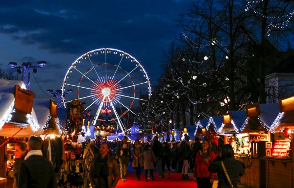 2015-12-07T213520Z_1221891592_GF10000257939_RTRMADP_3_CHRISTMAS-SEASON (1)