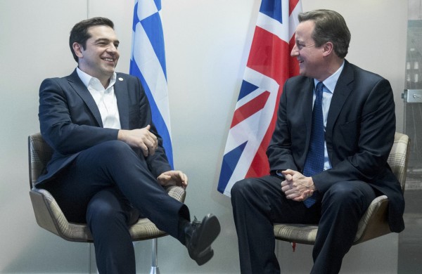 Σε εύθυμο ύφος η συνάντηση του Τσίπρα με τον βρετανό ομόλογό του (REUTERS/ Stephanie Lecocq)