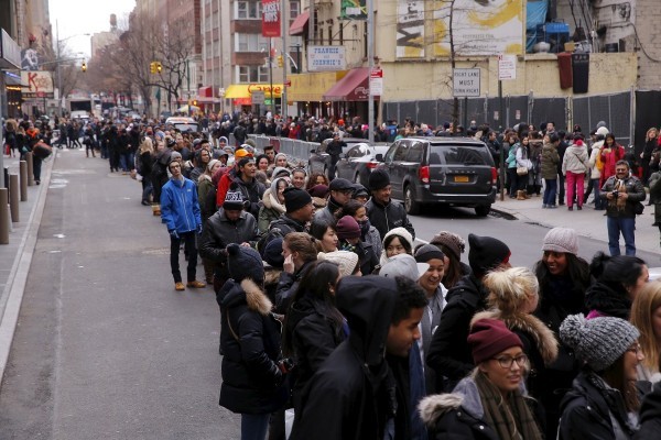 Revelers stand in line to enter pens in order to await New Year's Eve festivities in the Times Square area of New York December 31, 2015. REUTERS/Lucas Jackson