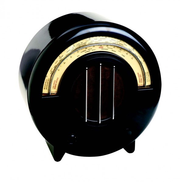 Το μοντέλο που εικονίζεται είναι της φίρμας Ecko και έχει τον κωδικό AD-65. Το στρογγυλό του σχήμα ήταν εξαιρετικά μοντέρνο, καμωμένο από ξύλο, και αποτελούσε εξαίσιο δημιούργημα. Ο σχεδιαστής W. Coates υπήρξε κορυφαίος στην εποχή του ως σχεδιαστής επίπλων και εσωτερικών χώρων, και ανάμεσα στις περίφημες δουλειές του συγκαταλέγεται το εσωτερικό των εγκαταστάσεων του BBC στο Λονδίνο