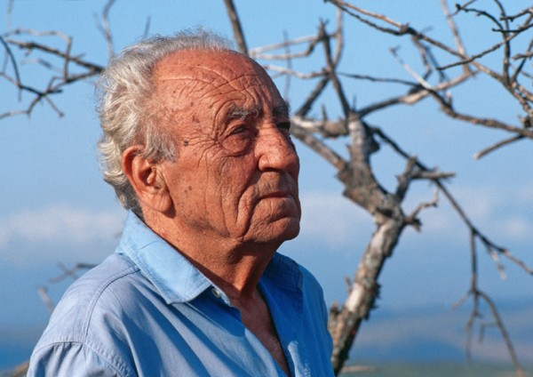 Ο ανθρωπισμός του Νικηφόρου Βρεττάκου φαίνεται και από τα ποιήματα που έχει γράψει για τα  Χριστούγεννα 