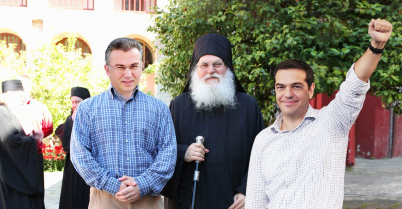 Με χαρακτηριστική κίνηση ενθουσιασμού, ο Αλέξης Τσίπρας επιβεβαιώνει την πορεία προς την «καραμανλοποίησή» του