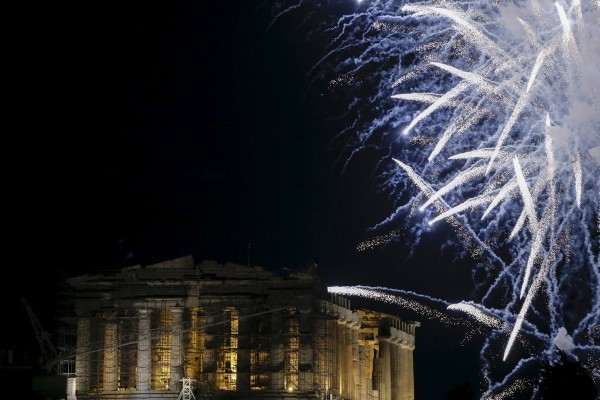 Fireworks explode over the temple of the Parthenon atop Acropolis hill during New Year's day celebrations in Athens, Greece, January 1, 2016. REUTERS/Alkis Konstantinidis