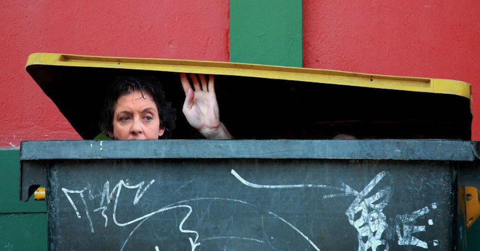 Η Λιάνα Κανέλλη, πέρασε τις ώρες της ψηφοφορίας μέσα σε ένα άδειο κάδο, έξω από τα γραφεία του Περισσού