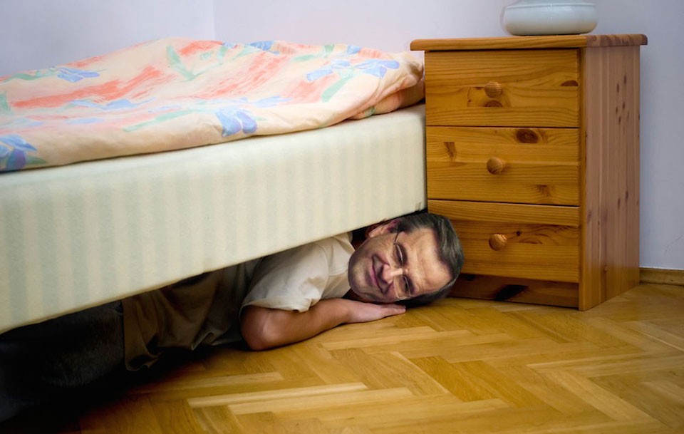 Ο Αντώνης Σαμαράς, κρύφτηκε κάτω από ένα κρεβάτι για δύο μέρες, ώστε να μην υποχρεωθεί να ψηφίσει «ναι» ή «όχι» στο Σύμφωνο Συμβίωσης