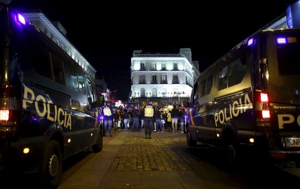 Spanish policemen clear Madrid's landmark Puerta del Sol square of people before opening it for controlled access by New Year's revellers, December 31, 2015.  REUTERS/Juan Medina