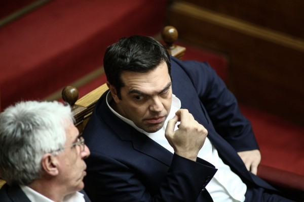 Αλέξης Τσίπρας και Νίκος  Παρασκευόπουλος συζητούν στη συνεδρίαση Alexandros Michailidis / SOOC