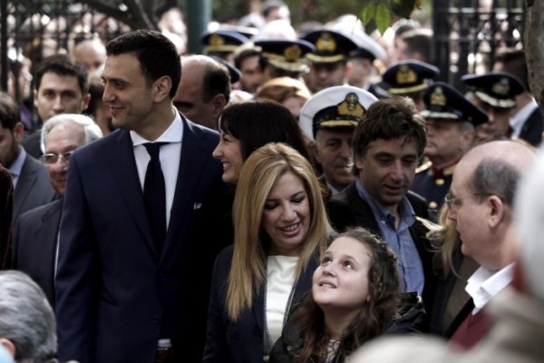 Η πρόεδρος του ΠΑΣΟΚ χαμογελά προς τη θυγατέρα του κ. Φίλη