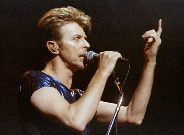 2016-01-11T073926Z_1006034270_GF20000091013_RTRMADP_3_PEOPLE-BOWIE-DEATH