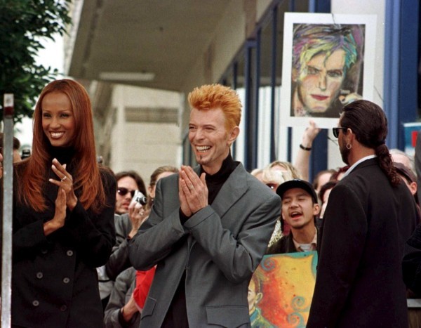 12 Φεβρουαρίου 1997, ο Ντέιβιντ Μπάουι αποκτά το δικό του αστέρι στη λεωφόρο της δόξας στο Χόλυγουντ. REUTERS/Fred Prouser/Files