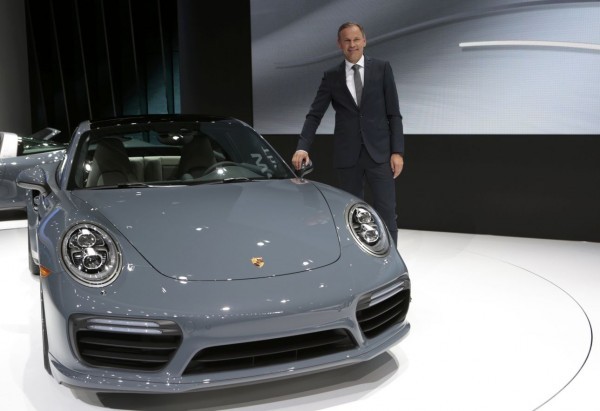 2016-01-11T171239Z_1399537944_TB3EC1B1BSTY5_RTRMADP_3_AUTOSHOW-DETROIT