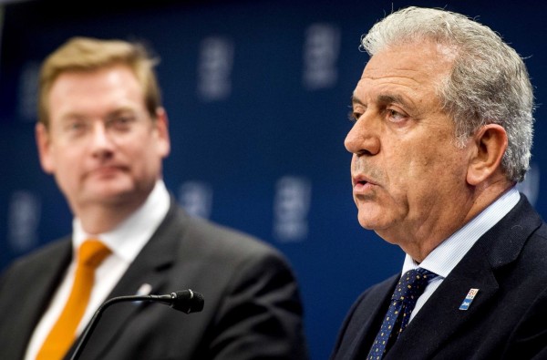 Ο Επίτροπος αρμόδιος για τη Μετανάστευση Δημήτρης Αβραμόπουλος και ο ολλανδός υπουργός Ασφάλειας και Δικαιοσύνης Αρντ φαν ντε Στερ σε δηλώσεις μετά τη συνάντηση των υπουργών Εσωτερικών της ΕΕ για το Προσφυγικό, στο Αμστερνταμ (photo EPA/KOEN VAN WEEL)