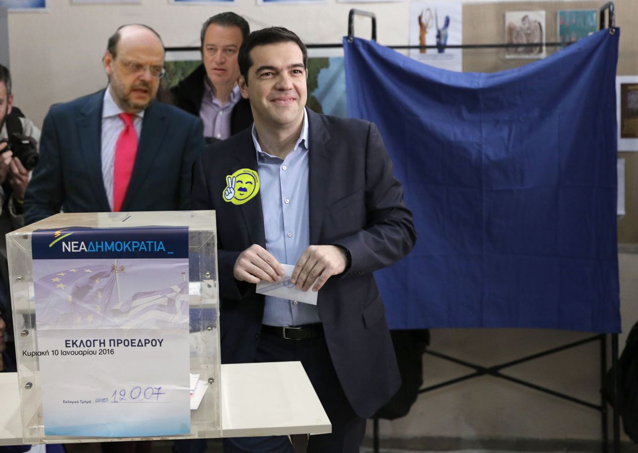 Ο Αλέξης Τσίπρας ενώ ετοιμάζεται να βοηθήσει τον Κώστα Καραμανλή για να βάλουν οριστικά τη Δεξιά στο χρονοντούλαπο της Ιστορίας