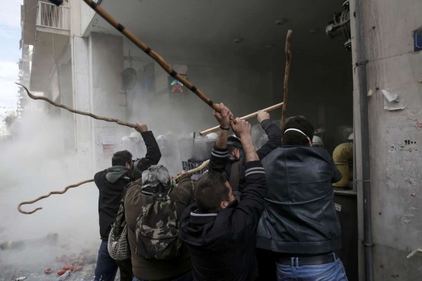 Η οργή της κατσούνας. Θύματά της οι άνδρες των ΜΑΤ που φυλούν το υπουργείο Αγροτικής Ανάπτυξης (REUTERS/Alkis Konstantinidis)