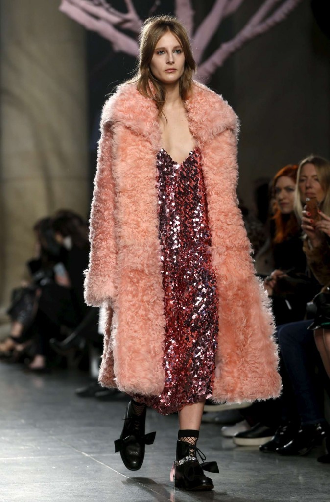 2016-02-21T115659Z_1838981336_GF10000317312_RTRMADP_3_FASHION-LONDON