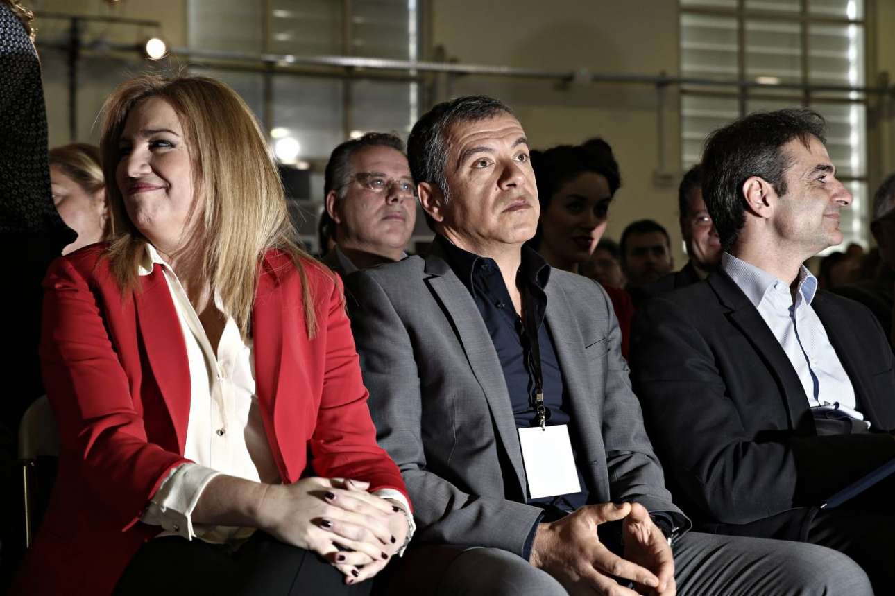 O Σταύρος ανάμεσα σε δυο καρδιές...