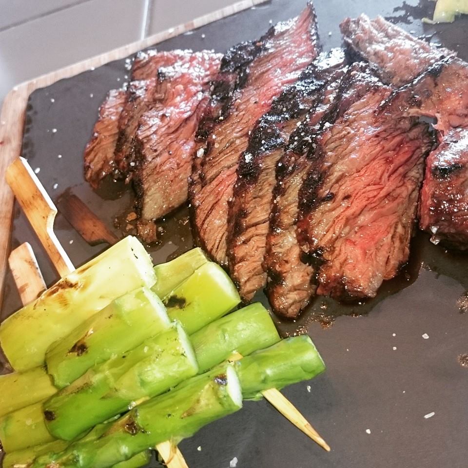 BARQUE_taliata_onglet_se_marinada_mavris_byras_sparagia_souvlaki