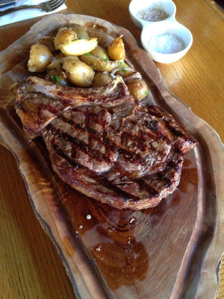 Bar.B.Q_Nea_Smyrni_servirisma_se_xylo