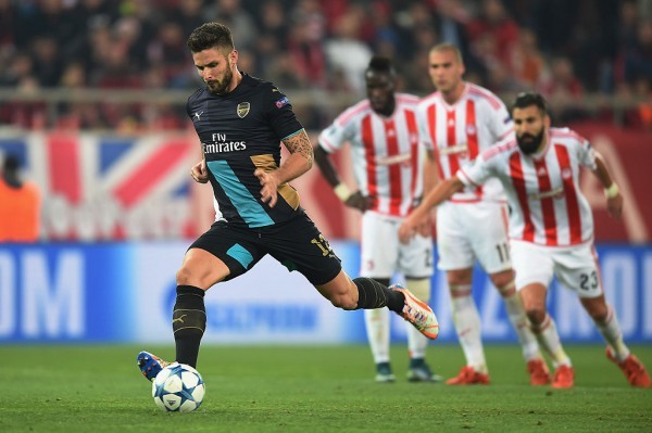 PIRAEUS, GREECE - DECEMBER 09: Olivier Giroud of Arsenal scores a penalty for the third goal and his hat-trick for Arsenal during the UEFA Champions League Group F match between Olympiacos FC and Arsenal FC at Karaiskakis Stadium on December 9, 2015 in Piraeus, Greece. (Photo by Michael Regan/Getty Images)