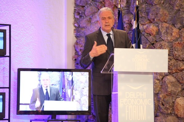 Σκληρή γλώσσα κατά κυβερνήσεων από τον Δημήτρη Αβραμόπουλο