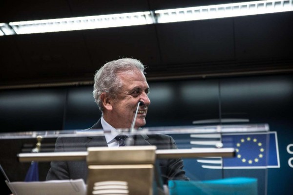 Ο Δημήτρης Αβραμοπουλος διαβεβαίωνε το πρωί της Παρασκευής «ότι δεν υπάρχει πρόβλημα», όμως μέσα στην ημέρα ήρθ το δημοσίευμα του Associated Press να βαρύνει το κλίμα (Aris Oikonomou / SOOC)