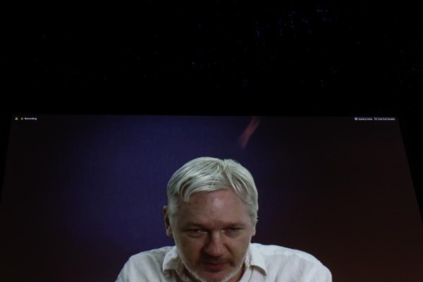 Official Presentation of DiEM25, a political movement that declares it intends to democratize the European Union. The presentation hosted by Yanis Varoufakis, took place in The Volksbuhne (People's Theatre) theater in Berlin, on Feb. 9, 2016, and it attracted attention from media of Europe as well as Athens / Επίσημη παρουσίαση του DiEM25, μιας πολιτικής κίνησης με σκοπό τον εκδημοκρατισμό της Ευρωπαικής Ένωσης, στο θέατρο Volksbuhne, στο Βερολίνο, στις 9 Φεβρουαρίου, 2016