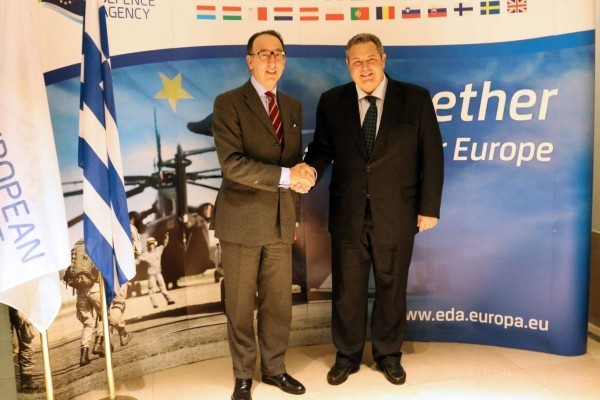 O υπουργός Εθνικής Αμυνας Πάνος Καμμένο (Δ)στη συνάντησή του με τον Εκτελεστικό Διευθυντή του Ευρωπαϊκού Οργανισμού Άμυνας (ΕΟΑ) Ζόρζε Ντόμεκ την Τρίτη 9 Φεβρουαρίου 2016 στις Βρυξέλλες (photo: ΑΠΕ-ΜΠΕ/ΓΡΑΦΕΙΟ ΤΥΠΟΥ ΥΠΕΘΑ/STR)