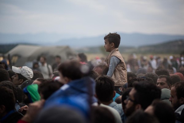 Refugees and migrants gather outside the Greek-FYROM borders in order to pass to FYROM so they can continue their trip to Central Europe through the Balkans, near Idomeni village on September 7, 2015. / Πρόσφυγες και μετανάστες συγκεντρώνονται στα σύνορα Ελλάδας - FYROM με σκοπό τη συνεχιση του ταξιδιού τους προς την Κεντρική Ευρώπη μέσω των Βαλκανίων, κοντά στο χωριό Ειδομένη, 7 Σεπτεμβρίου, 2015.