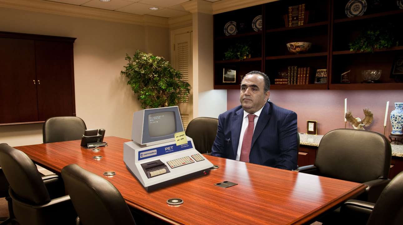 Ο προϊστάμενος της Δίωξης Ηλεκτρονικού Εγκλήματος, περιμένει να φορτώσει ο νέος του υπολογιστής