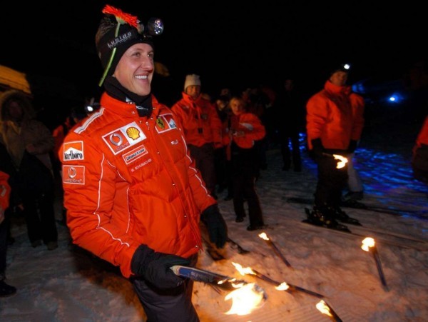 Ο «Σούμι» με την ομάδα της αγαπημένης του Ferrari στο αγαπημένο του άθλημα και αυτό σε πίστα! Νυχτερινό σκι με αναμένους δαυλούς σε χιονοδρομικό κέντρο της Ιταλίας, στις 15 ιανουαρίου 2004 (photo: EPA/Oliver Multhaup)