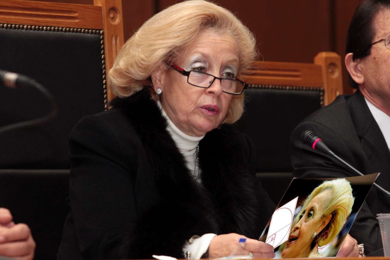 Η κυρία Θάνου, επισύναψε στη δικογραφία και τις δεκάδες κοροϊδευτικές αναφορές που είχαν γίνει για το πρόσωπό της στα social media, εξαιτίας της κόμμωσής της