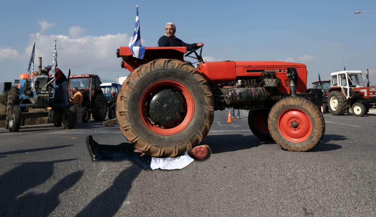 Ο Αϊ Γουέι Γουέι περιμένει το ασθενοφόρο να τον απεγκλωβίσει από τις ρόδες