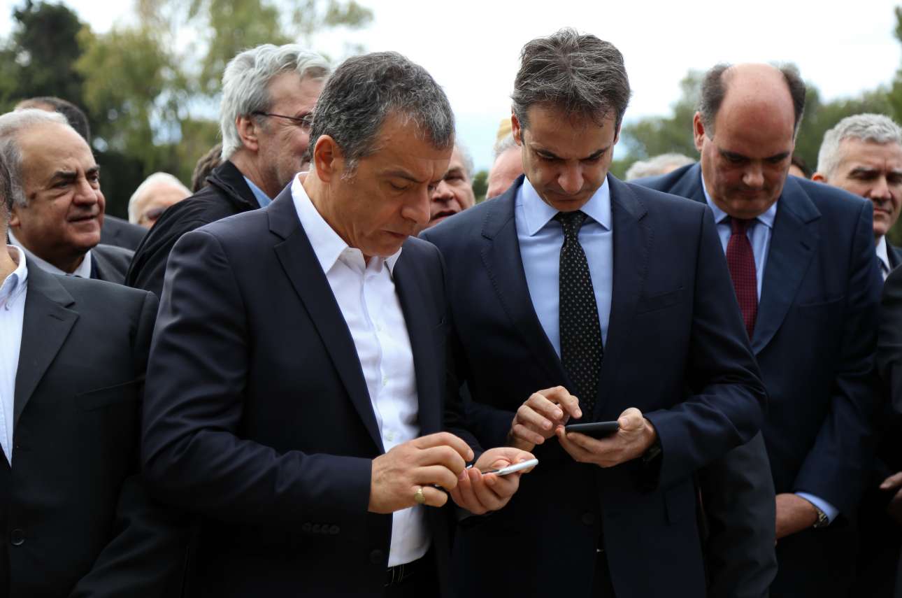 Μην άλλαζαν τηλέφωνα; Δεν νομίζω, ο ένας έχεις στις επαφές του τον άλλον αν και, προς το παρόν, δεν ανταλλάσσουν κλήσεις και μηνύματα. Ο Κυριάκος δεν επιχειρεί ανοίγματα προς τον Σταύρο και το Ποτάμι, τουλάχιστον με τον τρόπο που το κάνει η Φώφη. Λογικό. Ο Κυριάκος άνοιξε και τους περιμένει. Αν πάνε, θα πάνε μόνοι τους να χτυπήσουν την πόρτα.