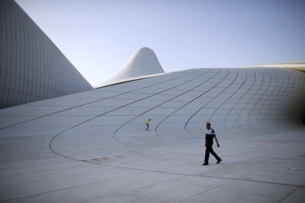 2016-04-01T020435Z_1318286240_GF10000367776_RTRMADP_3_PEOPLE-HADID