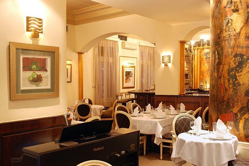 Μια άποψη του εστιατορίου «17». Ο Πίτερ Σπίγκελ απόρησε με τον «αντιβαρουφακικό» του χαρακτήρα. Και ο Γιάνης δικαιολογήθηκε...