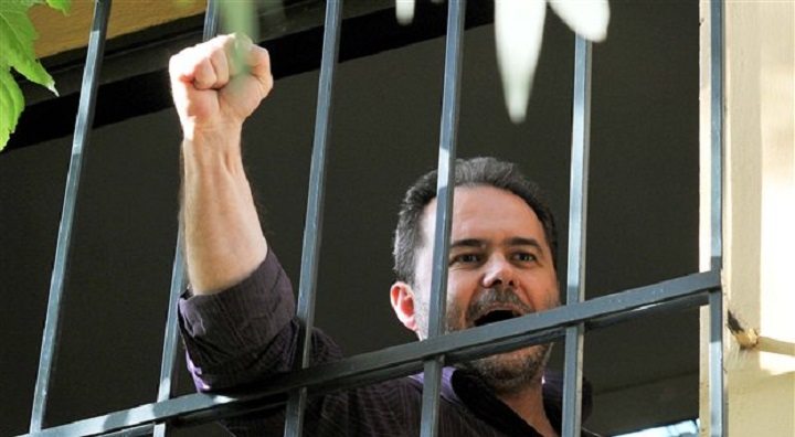 Ο Νίκος Φωτόπουλος στέλνει αγωνιστικούς χαιρετισμούς μετά τη σύλληψή του τον Νοέμβριο του 2011, ύστερα από κατάληψη στα γραφεία της ΔΕΗ