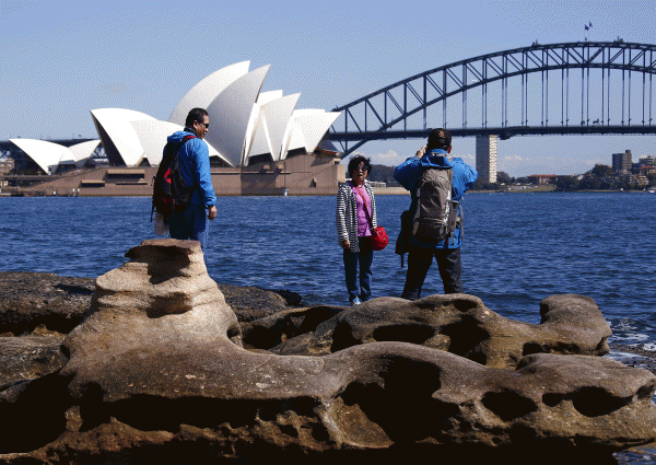 20160126-REUTERS-SYDNEY-OPERA-HOUSE-TOURISTS