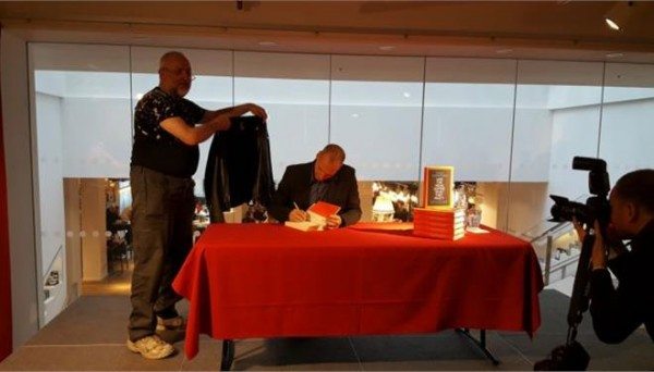 Ο τυχερός Βρετανός με το αξεσουάρ που φέρει, πέρα από τον ισχυρό συμβολισμό, το DNA ενός ξεχωριστού ανθρώπου...