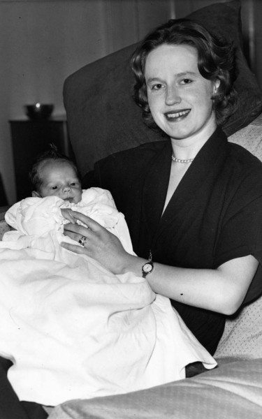 32319032_Jane_Welby_and_Baby_Justin_Welby-xlarge_trans++_nw2F3ety7rFts7DXyNVUU6mfKD5Bhw7f6w0qSCpJCM