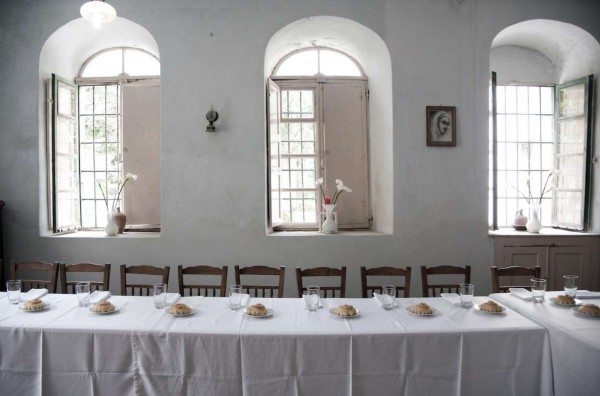 Το τραπέζι περιμένει για το Δείπνο... (Φωτο: Εβελυν Φώσκολου)