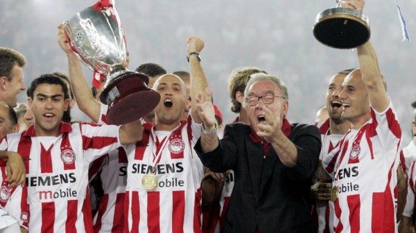 Ο Σωκράτης Κόκκαλης πανηγυρίζει με τους παίκτες του Ολυμπιακού